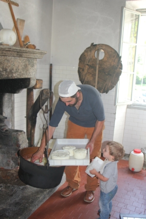 Pigi e Ismalele fanno il formaggio alla Latteria di Croveo - Vicini Azienda Agricola
